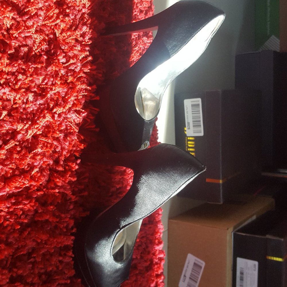 Beautiful Black Pumps - Picture 3 of 3